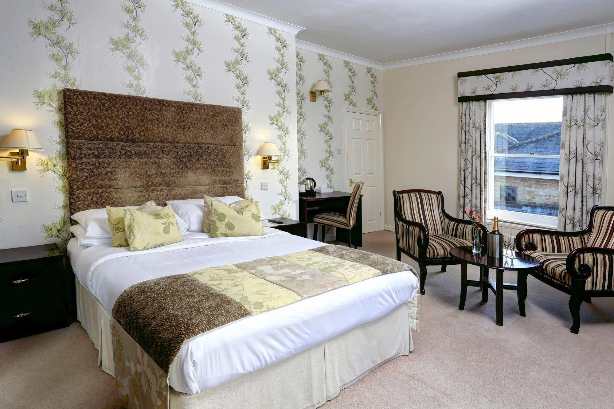 Hadlow Manor Exterior photo